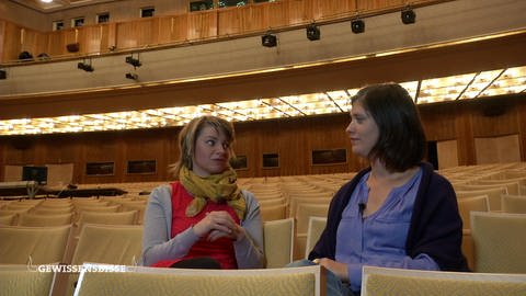 Die Moderatorin sitzt mit einer anderen Frau im Zuschauerraum einer Oper. (Foto: WDR - Screenshot aus der Sendung)