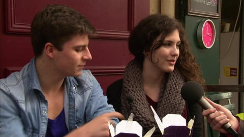 Ein junger Mann und eine junge Frau sitzen zusammen in einem Imbiss und werden interviewt. (Foto: WDR - Screenshot aus der Sendung)