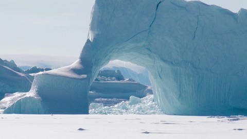 Besuch im Inuit-Dorf: Das Meereseis ist schon brüchig (Foto: WDR)
