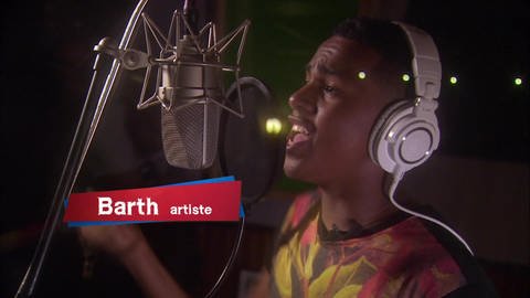 Ein junger Mann steht in einem Musikstudio und singt in ein Mikrofon. Es ist eingeblendet: Barth artiste. (Foto: WDR - Screenshot aus der Sendung)