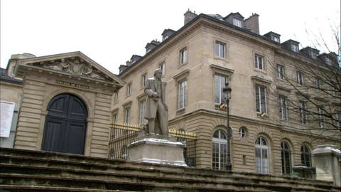 Haus aus der Gründerzeit mit Statue davor (Foto: WDR)