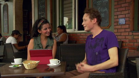 Ein junger Mann und eine junge Frau sitzen in einem Café. (Foto: WDR - Screenshot aus der Sendung)