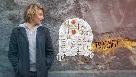 Die Moderatorin lehnt an einer Wand, neben ihr die Zeichnung der personifizierten Trägheit: ein zusammengerollter Mensch mit aneinandergehefteten Armen und Beinen. (Foto: WDR - Screenshot aus der Sendung)