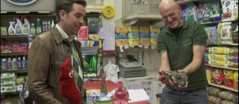 Englisch lernen: David und Red wird im Zoohandel eine Schlange gezeigt. (Foto: WDR - Screenshot aus der Sendung)