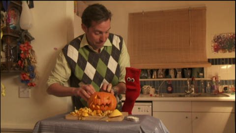 Englisch lernen: David und Red höhlen einen Kürbis für Halloween aus. (Foto: WDR - Screenshot aus der Sendung)
