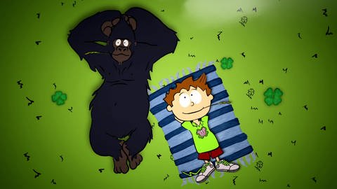 Der kleine Philosoph Knietzsche liegt mit einem großen Gorilla im Gras. (Foto: vision X/WDR /RBB)