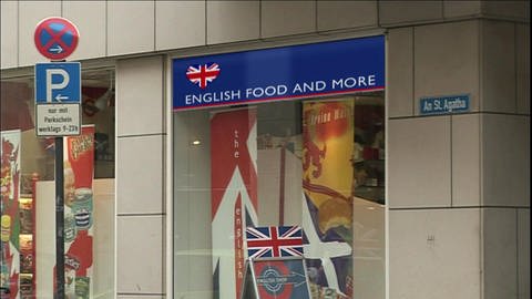 Ein britischer Lebensmittelladen. Auf dem Fenster steht "English food and more". (Foto: WDR)