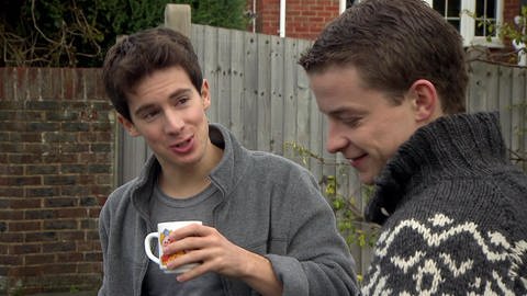 Zwei junge Männer sprechen miteinander. Der eine trinkt Kaffe. (Foto: WDR)