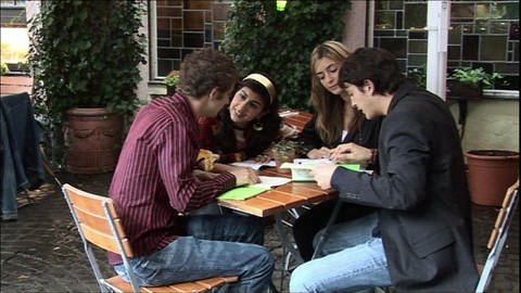 Vier junge Erwachsene sitzen gemeinsam am Tisch und essen. (Foto: WDR)