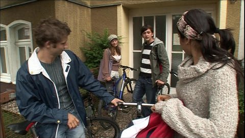 Vier junge Erwachsene stehen mit ihren Fahrrädern vor einem Haus. (Foto: WDR)
