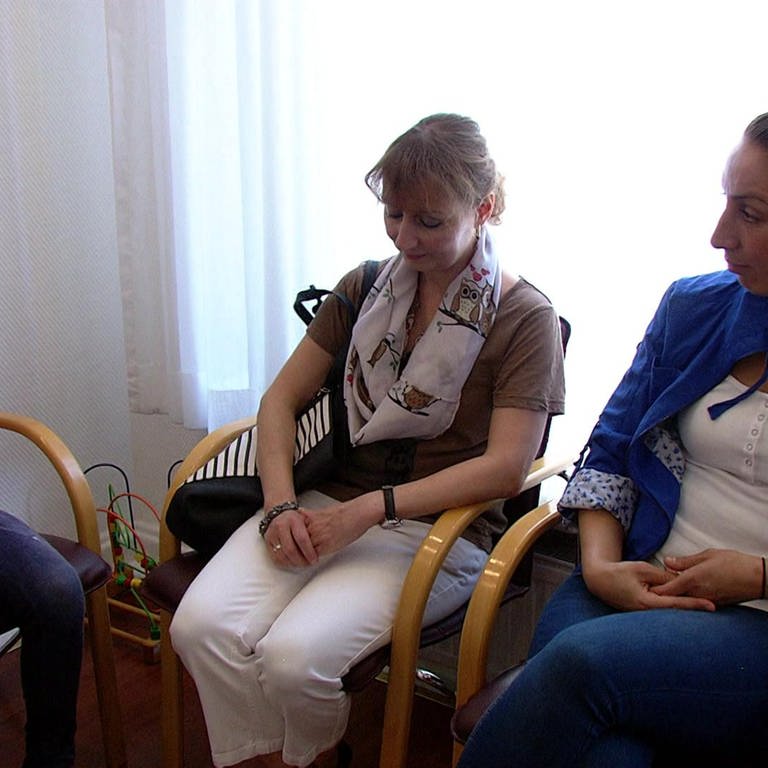 Zwei Frauen und ein Mädchen sitzen in einem Wartezimmer. (Foto: WDR)