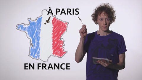Ein junger Mann steht vor einer gezeichneten Frankreich-Karte und erklärt: "Les prépositions – Pays et villes" (Foto: WDR)