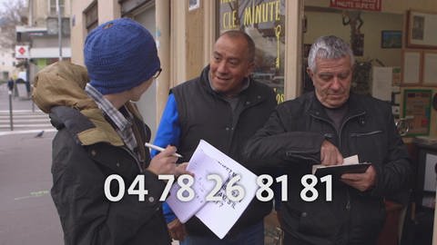 Ein Junge spricht mit zwei älteren Männern. Unter ihnen sind Zahlen eingeblendet. (Foto: WDR)