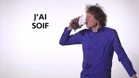 Ein junger Mann trinkt. Neben ihm steht der Ausdruck "J'ai soif". (Foto: WDR)