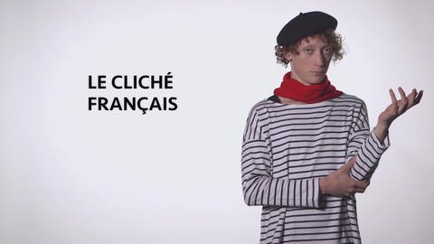 Ein junger Mann steht in schwarz-weißem Ringelpullover, rotem Halstuch und schwarzer Baskenmütze neben dem Schriftzug "Le cliché français".  (Foto: WDR)
