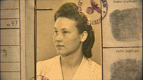 Ein schwarz-weißes Passfoto zeigt eine junge Frau, in der rechten Ecke ist ein Stempel vom Reichsadler mit Hakenkreuz und Eichenkranz. (Foto: WDR)