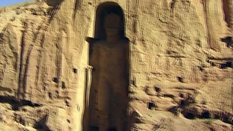 Riesige Buddhastatue in einer Felswand im Tal von Bamiyan (Foto: SWR)