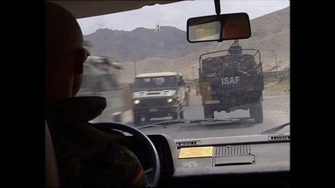 Blick aus Auto auf vorausfahrenden Militärjeep der ISAF (Foto: SWR)