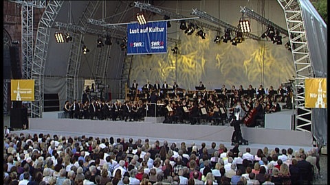 Der Dirigent Sylvain Cambreling hebt den Taktstock (Foto: SWR, SWR)