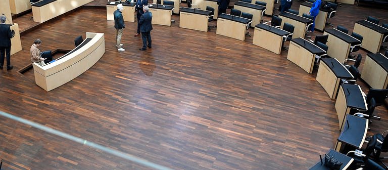 Die Vertreter der Bundesländer verlassen den Saal des Deutschen Bundesrates. (Foto: dpa Bildfunk, WDR)