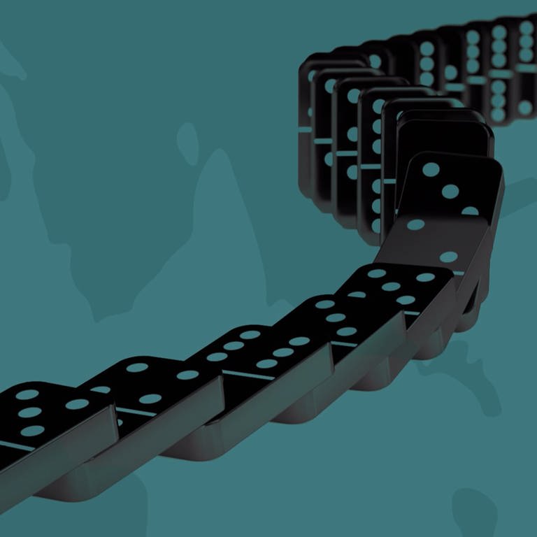 Eine Animation von umfallenden Dominosteinen vor einem türkisen Hintergrund. (Foto: SWR, SWR)