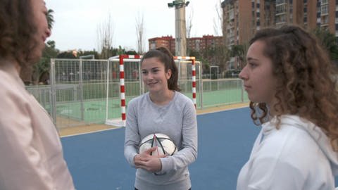 Drei junge Frauen stehen auf einem Fußballplatz. (Foto: WDR)