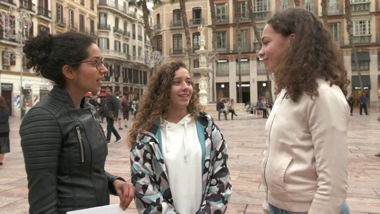 Drei junge Frauen stehen auf einem Platz und unterhalten sich. (Foto: WDR)