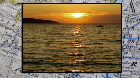 Ein Foto von einem Sonnenuntergang am Meer, im Hintergrund liegt eine Insel.  (Foto: WDR)