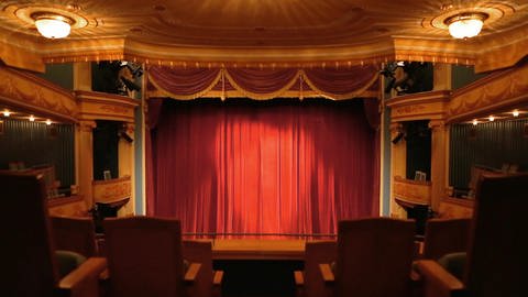 Eine Theaterbühne mit geschlossenem roten Vorhang. (Foto: WDR)