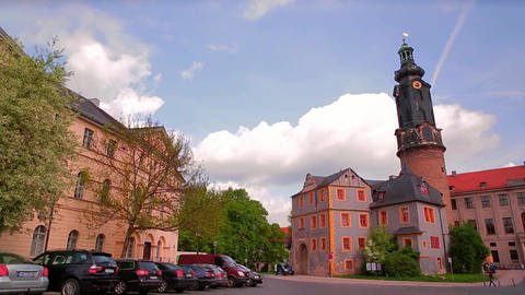 Eine Kirche und Häuser in Weimar. (Foto: WDR)