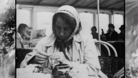 Schwarz weiß Fotografie von Irmgard Keun, sie sitzt in einem Café, schaut nach unten und trägt ein Kopftuch. (Foto: WDR)