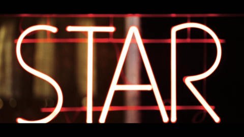 Neon Schild des Wortes "STAR". (Foto: WDR)
