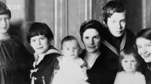 Schwarz Weiß Fotografie von Thomas Mann und seiner Familie. (Foto: WDR)