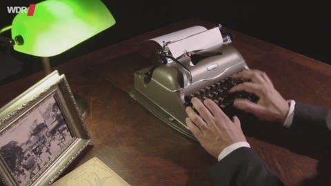 Hände tippen auf einer Schreibmaschine. (Foto: WDR)