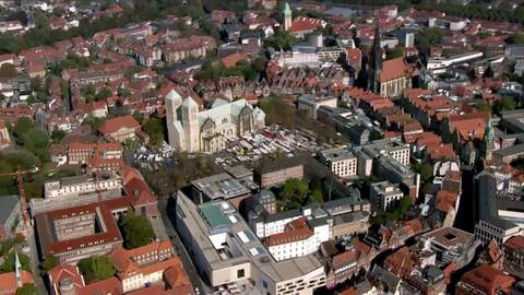 Luftbild von Münster mit Häuserzeilen, Dom und Lambertikirche (Foto: WDR)