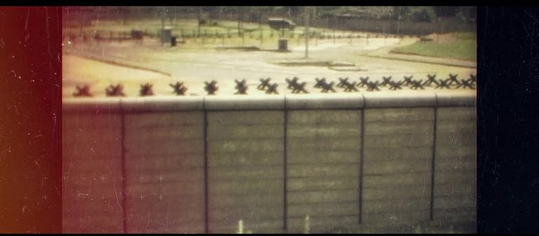 Eine historische Aufnahme eines Abschnitts der Berliner Mauer. Die Mauer trennte Deutschland in DDR und BRD. (Foto: SWR)