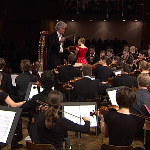 Das Jugendorchester, die Solisitin und der DIrigent während eines Konzerts. (Foto: SWR, SWR)