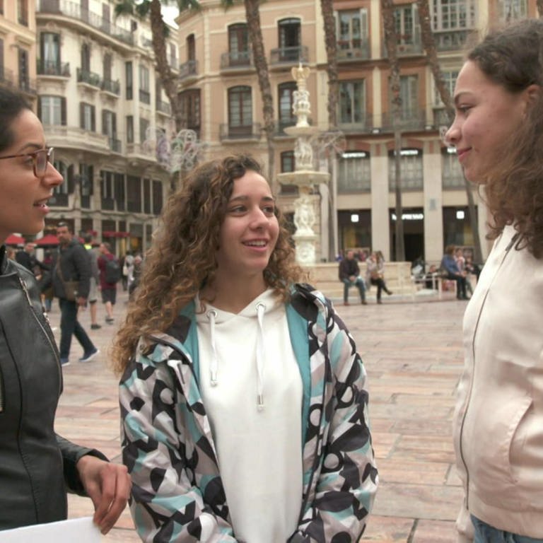 Drei junge Frauen stehen auf einem Platz und unterhalten sich. (Foto: WDR)