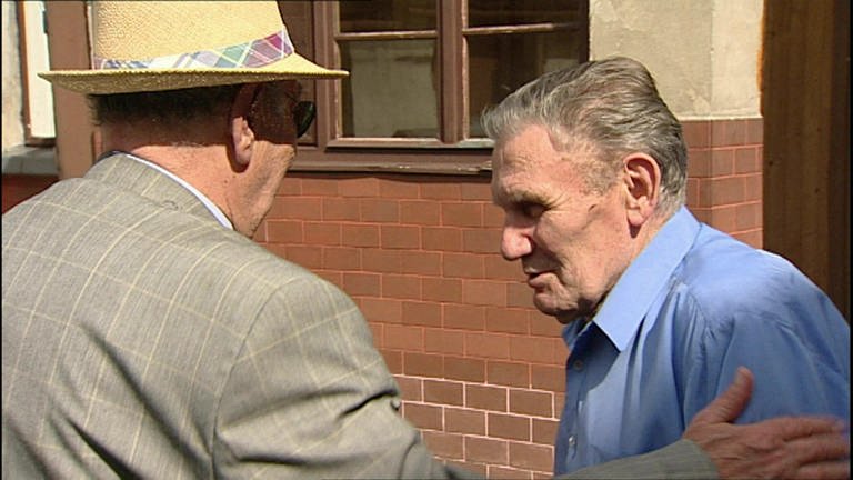 Zwei ältere Männer im Gespräch: Josef Jakubowicz und Karol Parcer. (Foto: WDR)