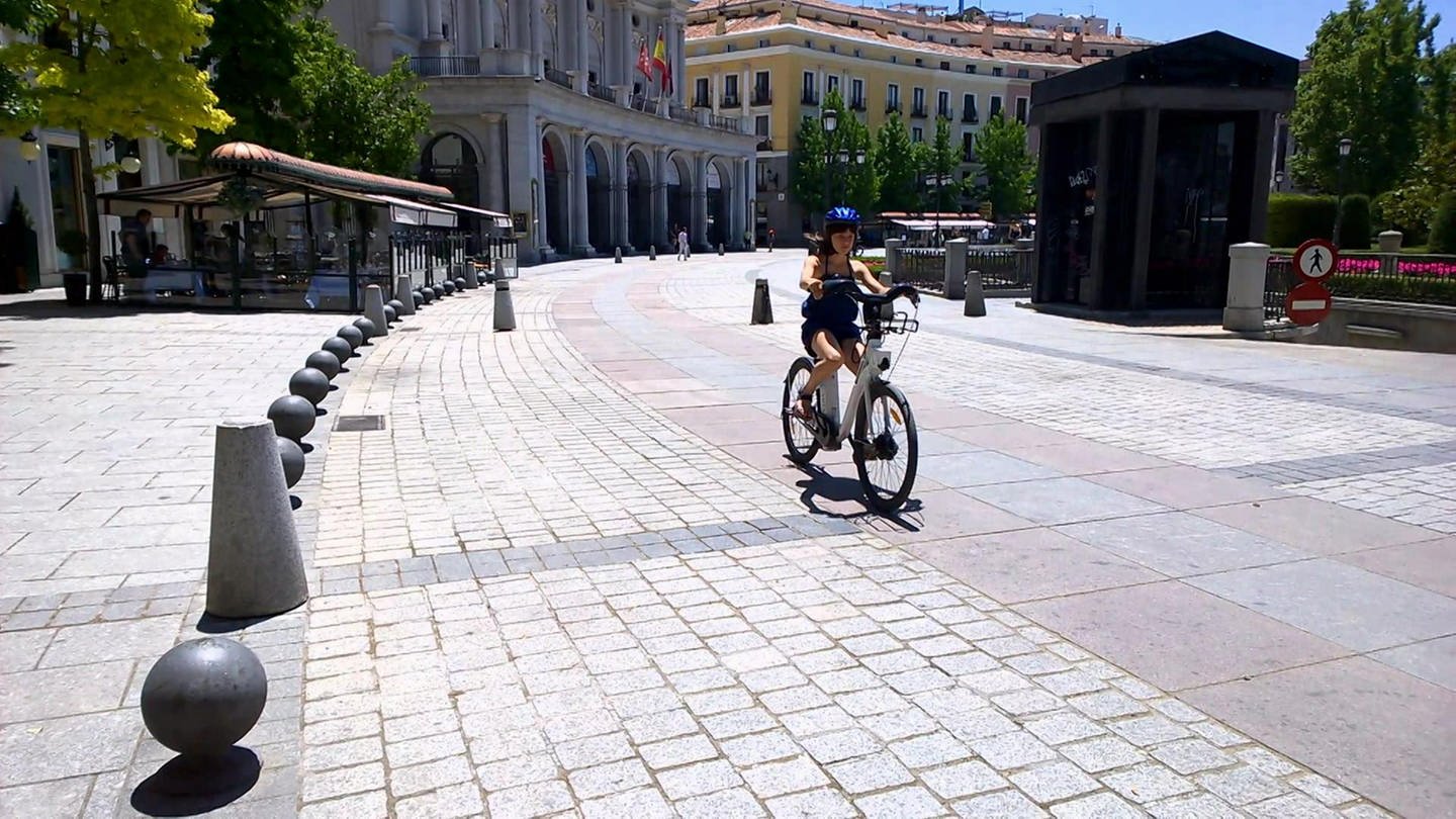 Eine Straße in Madrid mit einer Radfahrerin. (Foto: WDR - Screenshot aus der Sendung)