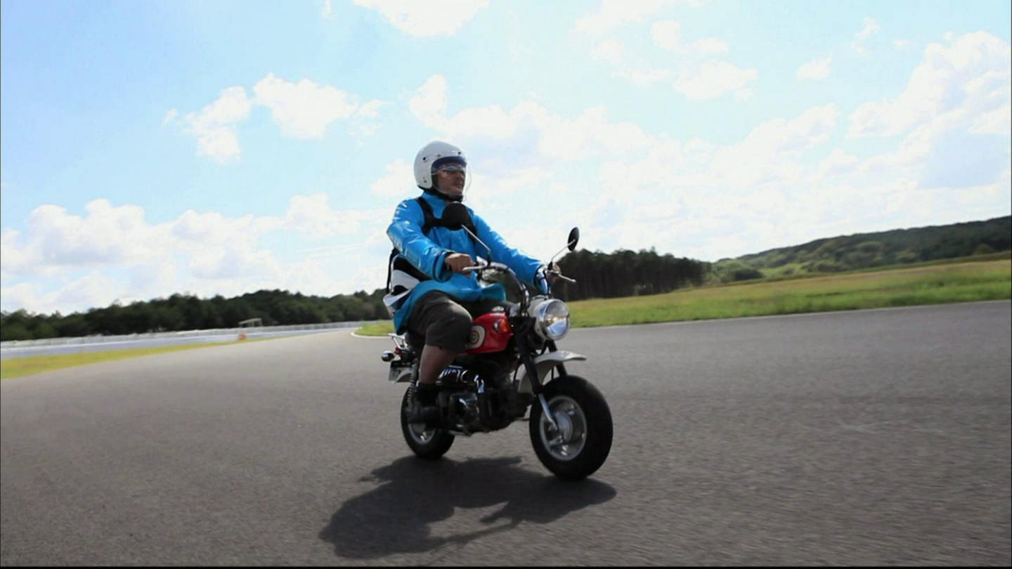 Ein Mann fährt Motorrad. (Foto: SWR - Screenshot aus der Sendung)