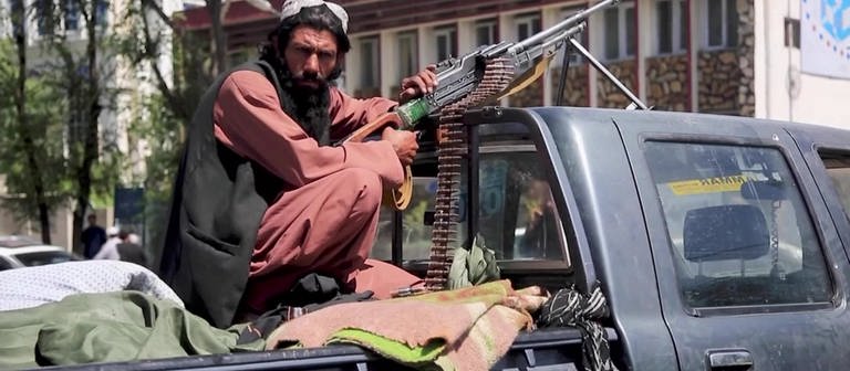 Bewaffneter Taliban auf der Ladefläche eines Pick-Ups (Foto: SWR)