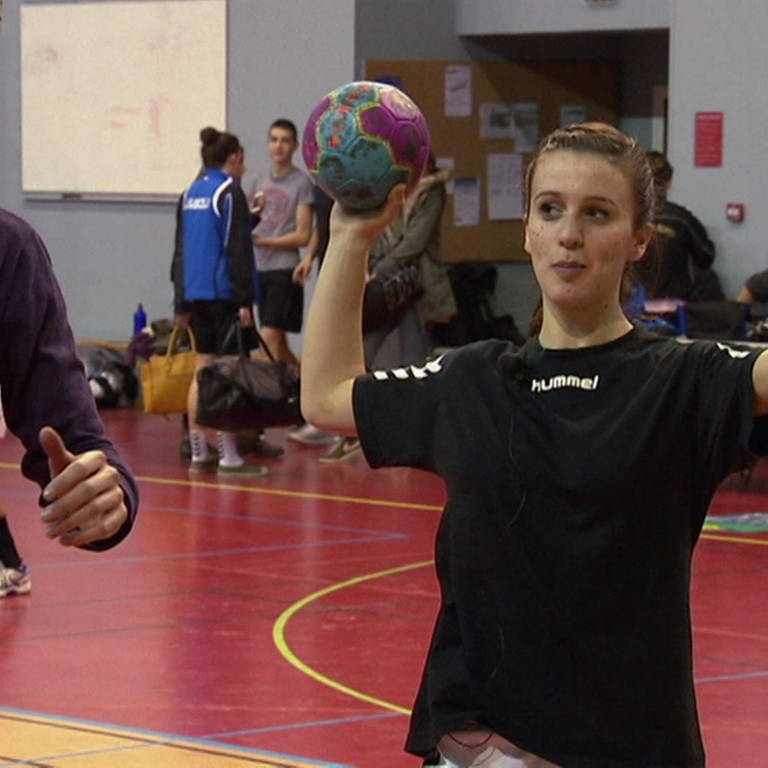 Zwei junge Menschen trainieren in einer Sporthalle Handball. (Foto: WDR - Screenshot aus der Sendung)