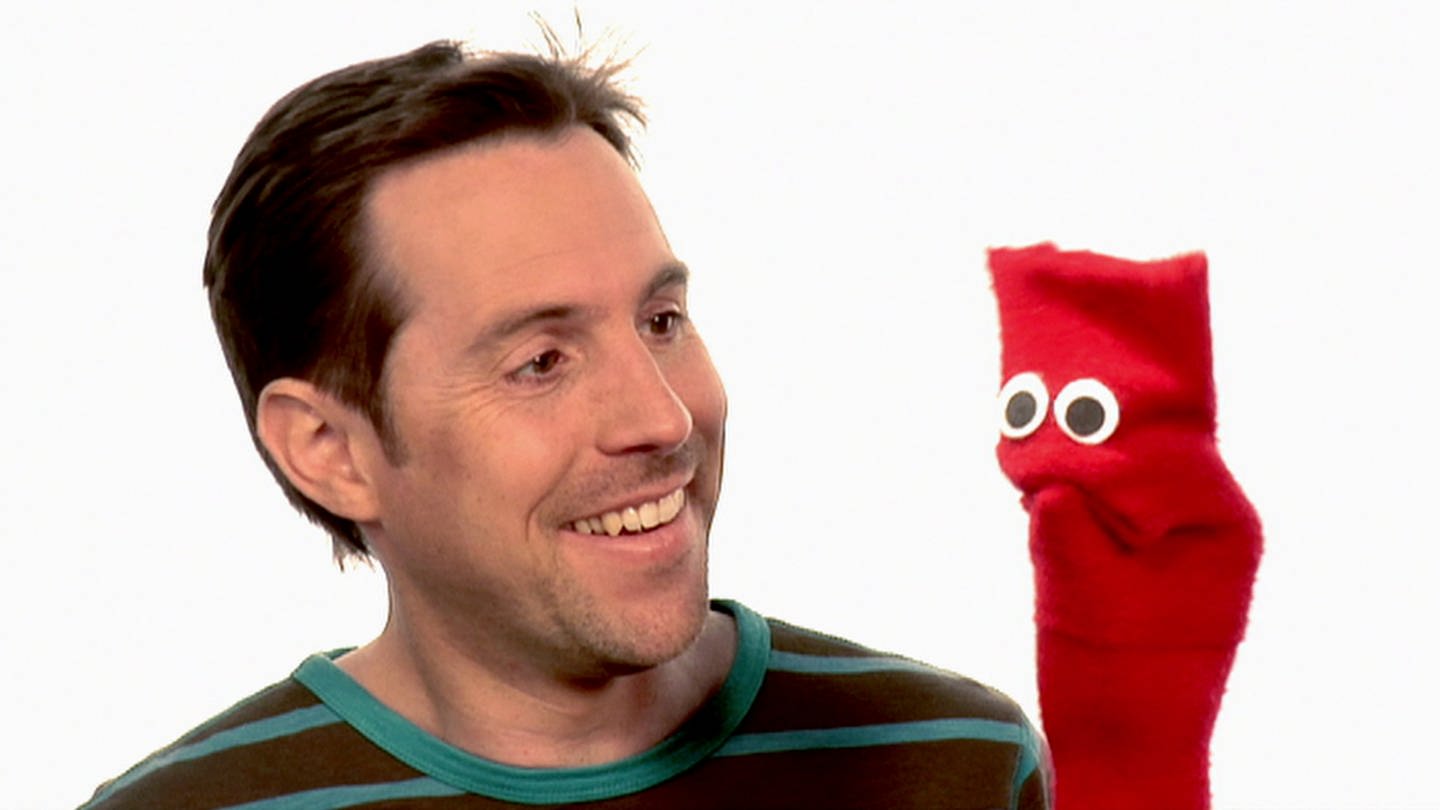 Englisch für die Grundschule: David spricht mit der roten Strumpfhandpuppe Red. (Foto: WDR - Screenshot aus der Sendung)