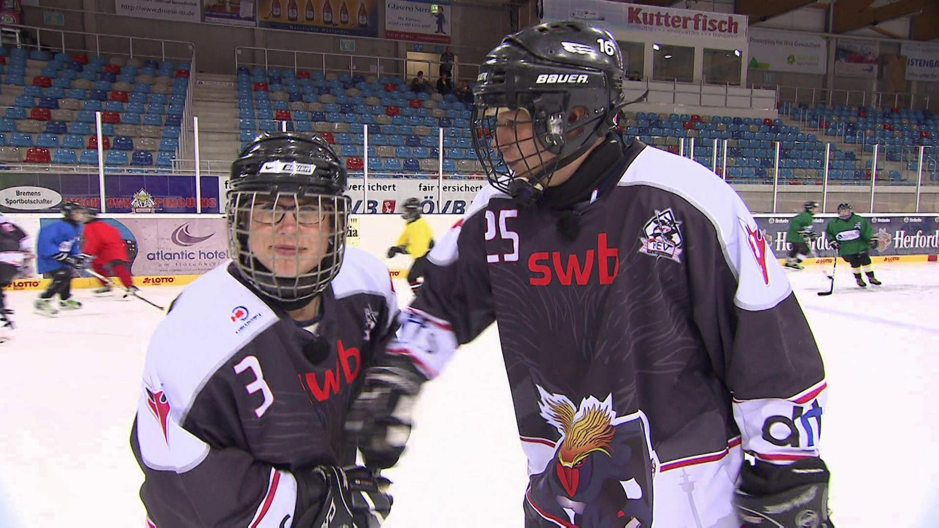Zwei Personen stehen in Eishockeymontur in einer Eishalle.  (Foto: SWR / BR / WDR - Screenshot aus der Sendung)