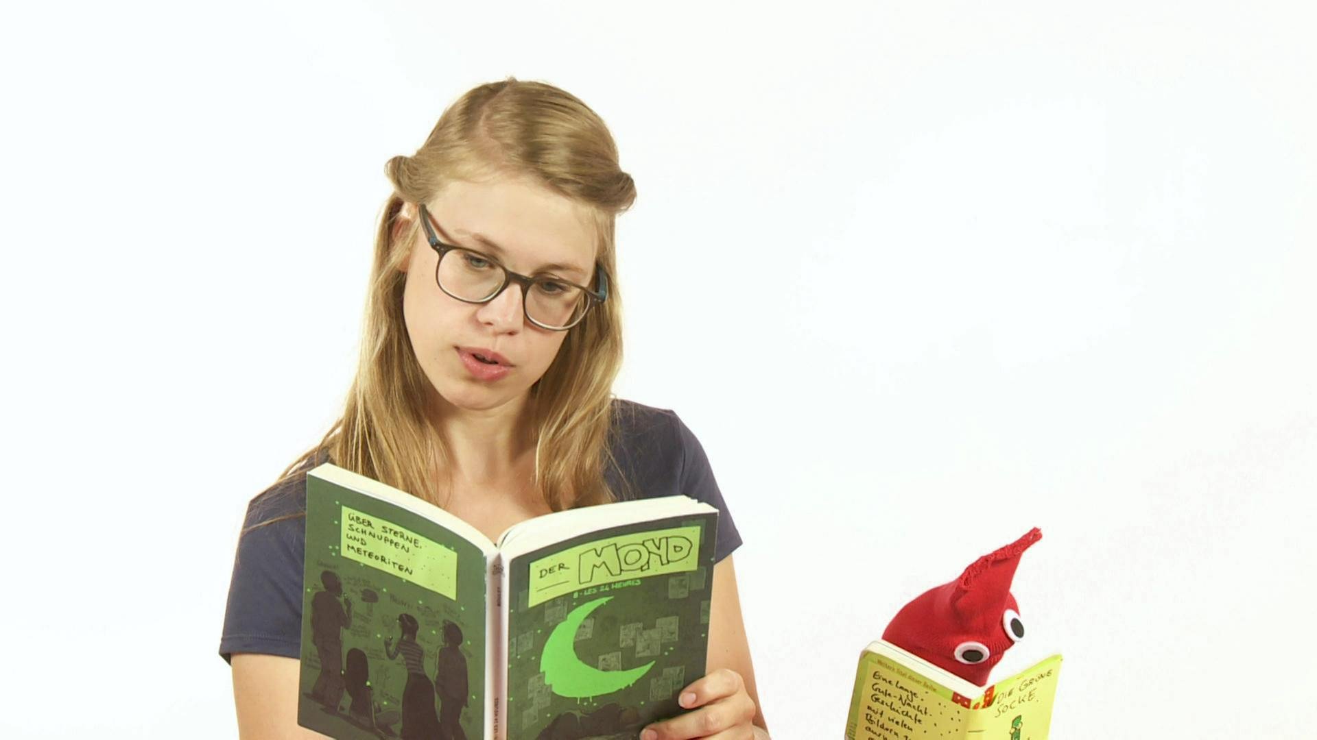 Esther und dir rote Socke lesen jeder ein Buch. (Foto: WDR)