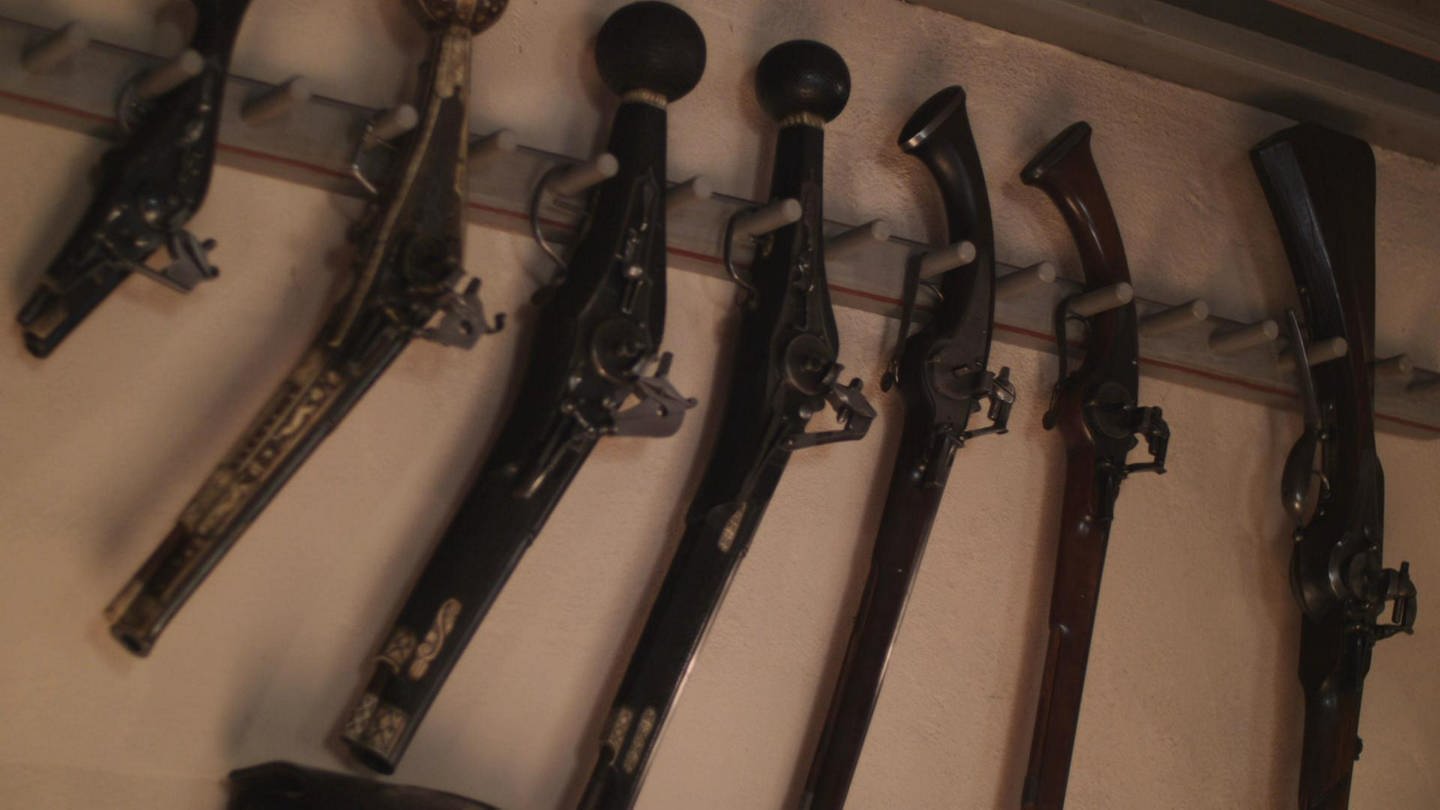 Historische Schusswaffen hängen an der Wand. (Foto: WDR - Screenshot aus der Sendung)