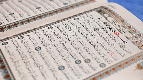 Aufgeschlagener Koran mit arabischer Schrift