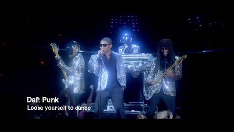 Eine Band spielt Musik in leuchtenden Paillettenoutfits. Der Untertitel ist „Daft Punk-Loose yourself to dance“.