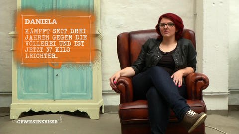 Eine Frau sitzt auf einem Sessel, neben ihr ist eingeblendet: Daniela. Kämpft seit drei Jahren gegen die Völlerei und ist jetzt 37 Kilo leichter. (Foto: WDR - Screenshot aus der Sendung)